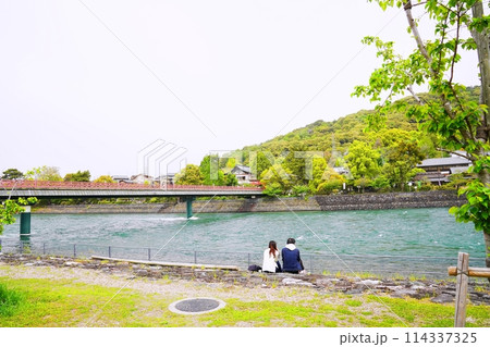 京都 宇治 橘島から見た朝霧橋と宇治川(宇治公園)(晩春) 京都 宇治 橘島から見た朝霧橋と宇治川(宇治公園)(晩春) 114337325
