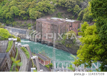 京都　宇治　天ケ瀬ダム　旧発電所（志津川発電所）（晩春） 114337339