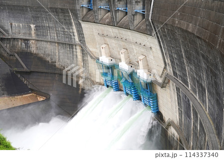 京都 宇治 天ケ瀬ダムの放流(晩春) 京都 宇治 天ケ瀬ダムの放流(晩春) 114337340