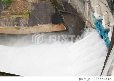 京都　宇治　天ケ瀬ダムの放流と水しぶき（晩春） 114337342