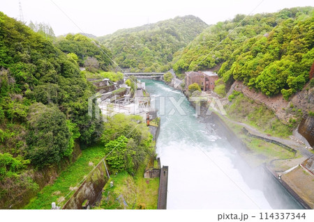 京都　宇治　宇治川に流れるダム放流水と旧志津川発電所跡や天ヶ瀬発電所・白虹橋（晩春） 114337344