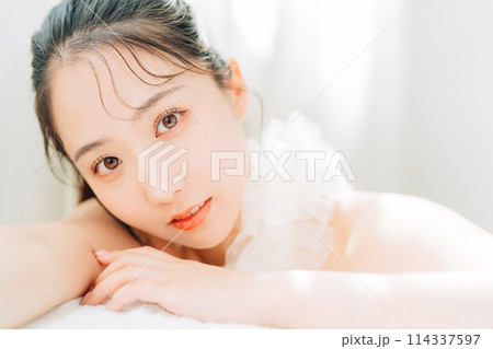 若い女性のビューティーイメージ 114337597