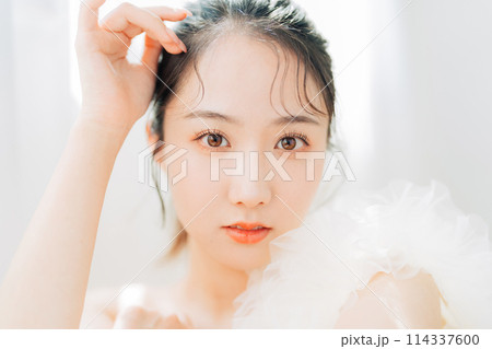 若い女性のビューティーイメージ 114337600