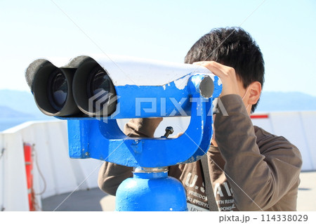 観光施設に設置された大型双眼鏡を除く男の子 114338029