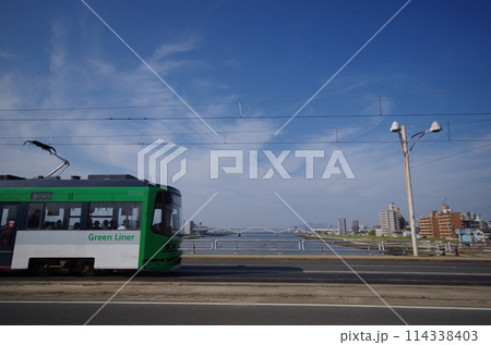 広島　太田川放水路 新己斐橋を渡る路面電車 114338403