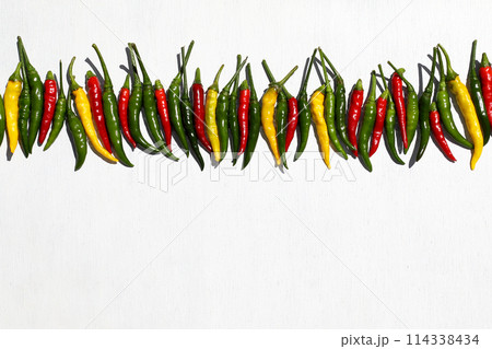 白い板に並べた唐辛子 114338434