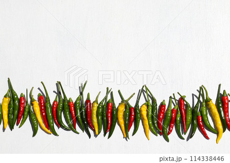 白い板に並べた唐辛子 114338446
