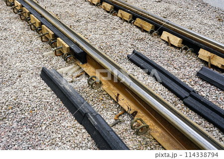 Attaching polyurethane pads to new tram rails to reduce vibration and noise emissions 114338794