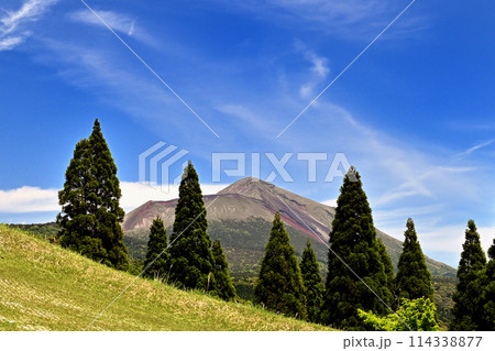 爽やかな青空と高千穂の峰 爽やかな青空と高千穂の峰 114338877