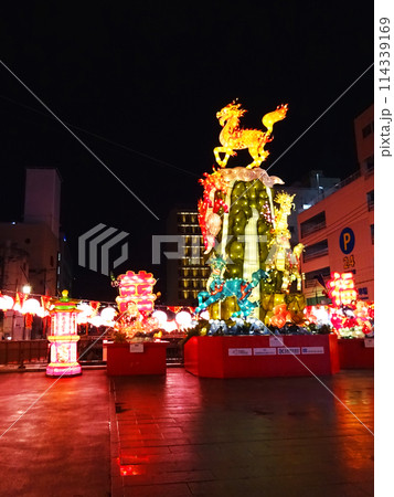 夜空に映えるランタンの灯り 114339169
