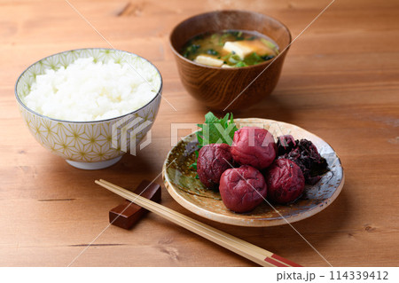 昔ながらの酸っぱい梅干し(紫蘇漬け梅干し) 114339412