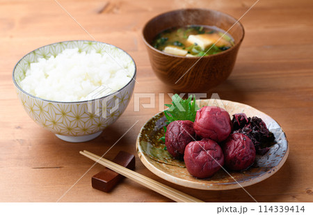 昔ながらの酸っぱい梅干し(紫蘇漬け梅干し) 114339414