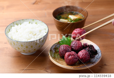 昔ながらの酸っぱい梅干し(紫蘇漬け梅干し) 昔ながらの酸っぱい梅干し(紫蘇漬け梅干し) 114339418