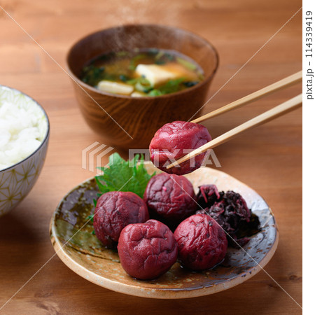 昔ながらの酸っぱい梅干し(紫蘇漬け梅干し) 昔ながらの酸っぱい梅干し(紫蘇漬け梅干し) 114339419