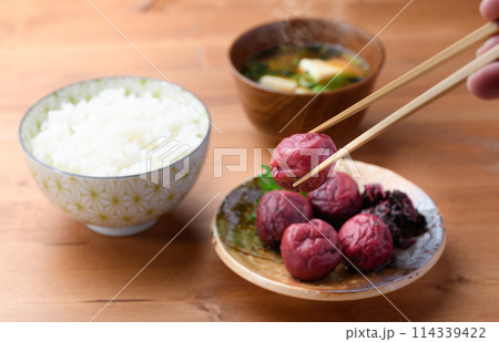 昔ながらの酸っぱい梅干し(紫蘇漬け梅干し) 114339422