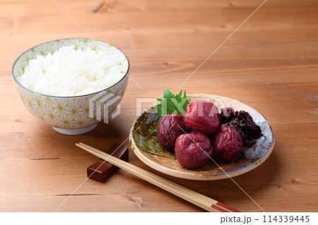 昔ながらの酸っぱい梅干し(紫蘇漬け梅干し) 昔ながらの酸っぱい梅干し(紫蘇漬け梅干し) 114339445