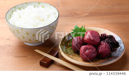 昔ながらの酸っぱい梅干し(紫蘇漬け梅干し) 114339446