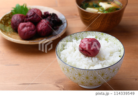 ご飯にのせた昔ながらの酸っぱい梅干し ご飯にのせた昔ながらの酸っぱい梅干し 114339549