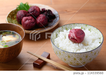 ご飯にのせた昔ながらの酸っぱい梅干し 114339560