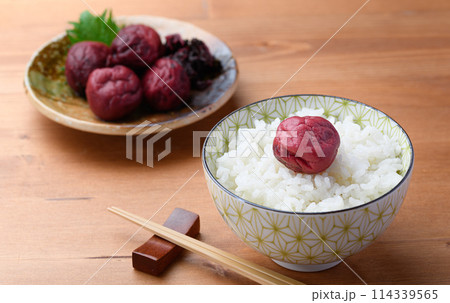 ご飯にのせた昔ながらの酸っぱい梅干し ご飯にのせた昔ながらの酸っぱい梅干し 114339565