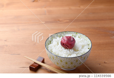 ご飯にのせた昔ながらの酸っぱい梅干し 114339566