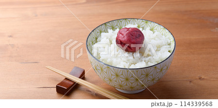 ご飯にのせた昔ながらの酸っぱい梅干し 114339568