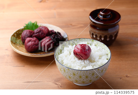 ご飯にのせた昔ながらの酸っぱい梅干し ご飯にのせた昔ながらの酸っぱい梅干し 114339575