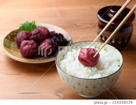 ご飯にのせた昔ながらの酸っぱい梅干し ご飯にのせた昔ながらの酸っぱい梅干し 114339579