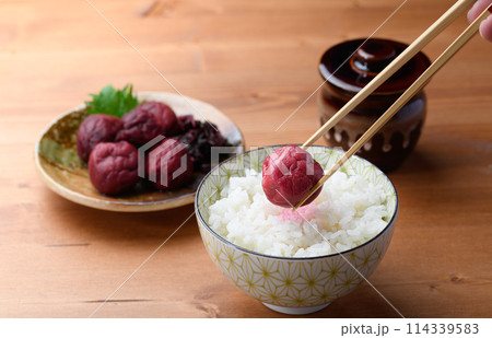 ご飯にのせた昔ながらの酸っぱい梅干し 114339583