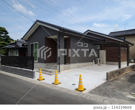 新築イメージ 新築住宅 玄関アプローチ 駐車場 新築イメージ 新築住宅 玄関アプローチ 駐車場 114339609