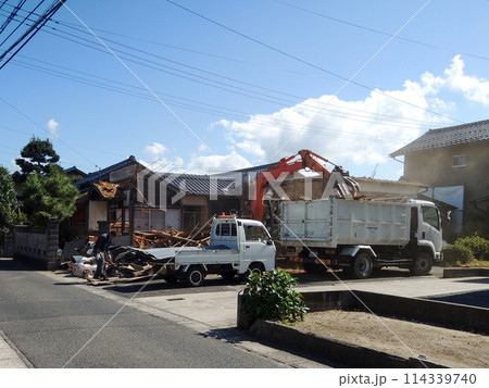古い木造住宅の解体現場 搬出 古い木造住宅の解体現場 搬出 114339740