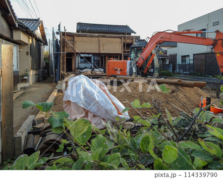 古い木造住宅の解体現場 114339790