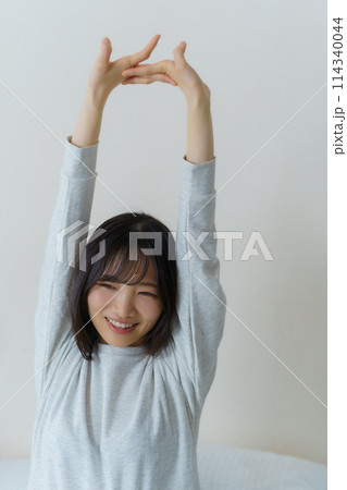 目覚めの良い朝を迎えた若い女性 114340044