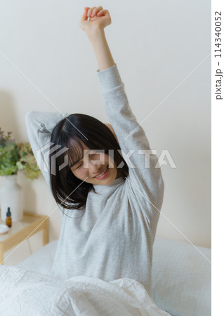 目覚めの良い朝を迎えた若い女性 目覚めの良い朝を迎えた若い女性 114340052