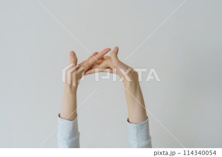 目覚めの良い朝を迎えた若い女性 114340054