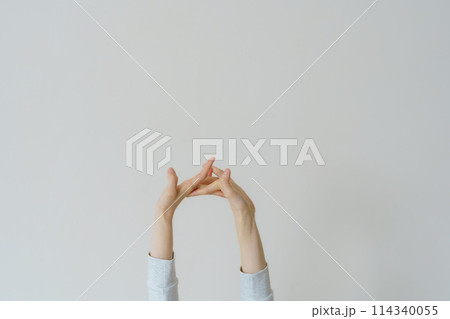 目覚めの良い朝を迎えた若い女性 目覚めの良い朝を迎えた若い女性 114340055