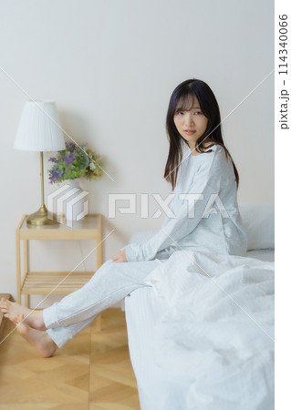 目覚めの良い朝を迎えた若い女性 114340066