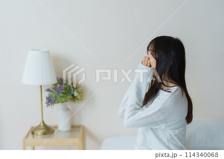 目覚めの良い朝を迎えた若い女性 114340068