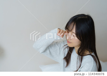 目覚めの良い朝を迎えた若い女性 114340078