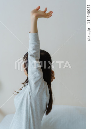 目覚めの良い朝を迎えた若い女性 目覚めの良い朝を迎えた若い女性 114340081