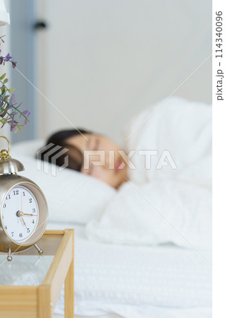 目覚めの良い朝を迎えた若い女性 114340096