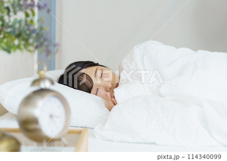 目覚めの良い朝を迎えた若い女性 114340099