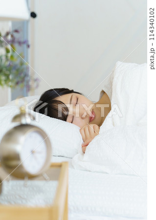 目覚めの良い朝を迎えた若い女性 114340102