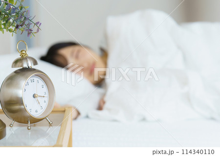 目覚めの良い朝を迎えた若い女性 目覚めの良い朝を迎えた若い女性 114340110
