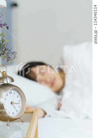 目覚めの良い朝を迎えた若い女性 114340114
