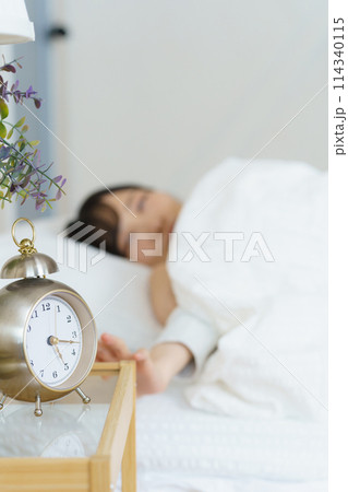 目覚めの良い朝を迎えた若い女性 目覚めの良い朝を迎えた若い女性 114340115