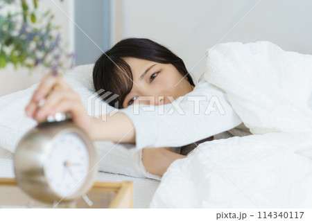 目覚めの良い朝を迎えた若い女性 114340117