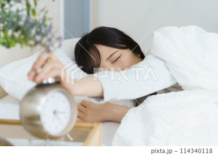 目覚めの良い朝を迎えた若い女性 114340118