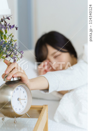 目覚めの良い朝を迎えた若い女性 目覚めの良い朝を迎えた若い女性 114340124