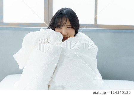目覚めの良い朝を迎えた若い女性 114340129